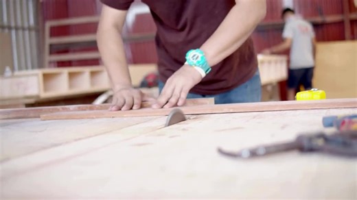 Rustic Narrow End Table: Mahogany Finish, Shelf, Plant Stand
