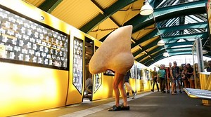 Immer der Nase nach! Neugierig läuft sie mit dem richtigen Riecher durch Berlin und erschleicht sich rotzfrech den Zugang zu Orten von nasionaler Bedeutung, bevor sie uns auf der Bühne herumtanzt ... wir freuen uns auf Die Nase | Premiere. Na, sensationell! | Komische Oper Berlin