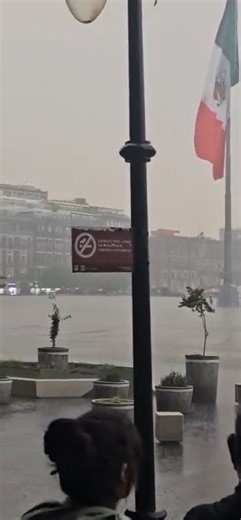 9.6M views · 56K reactions | "Se cae el cielo" ⛈️  en CDMX mientras la Catedral Metropolitana suena sus campanas y la bandera de México ondea en el Zócalo de la CDMX. #lluvia #Catedral #zocalo | Radio Fórmula | Facebook