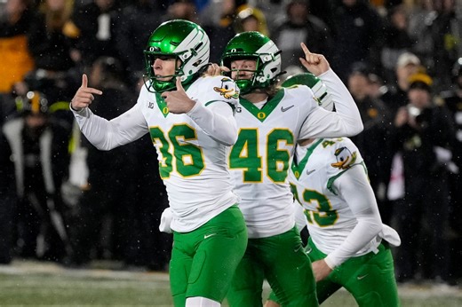 No. 9 Oregon Ducks withstand No. 20 Iowa Hawkeyes after gritty battle: Live updates recap