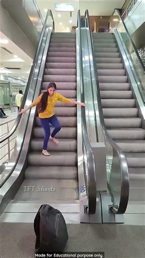 ఎస్కలేటర్ ఎక్కతున్నప్పుడు!