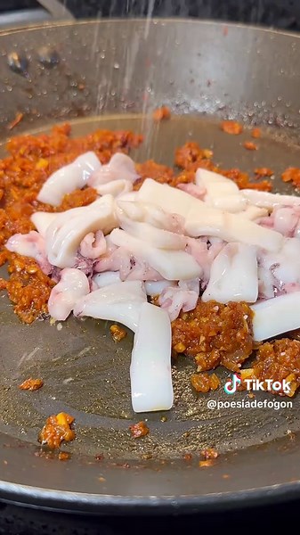 Arroz seco de pulpo y calamares 🥘🐙🦑 Hoy os traigo la receta de uno de mis arroces preferidos. Una maravilla de arroz seco que no deja a nadie indiferente… ¡guardad el vídeo para cocinarlo en una ocasión especial! 📝 INGREDIENTES (para 2 personas): ▪️200g de arroz bomba ▪️300g de calamar ▪️200g pulpo cocido ▪️3-4 cucharadas soperas de tomate rallado ▪️1 cebolla ▪️3 dientes de ajo ▪️1 cdta de pimentón dulce ▪️1 cucharada sopera de pulpa de pimiento choricero ▪️800ml de fumet (caldo de pescado) 