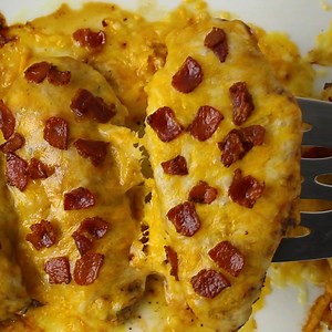 This EASY JACK CHICKEN WITH BACON is a quick and easy dinner recipe idea using plain ol’ chicken breasts, bbq sauce, bacon and cheese! It’s a 30 MINUTE MEAL too! RECIPE: https://ohsweetbasil.com/easy-jack-chicken-with-bacon-recipe/ | Sweet Basil