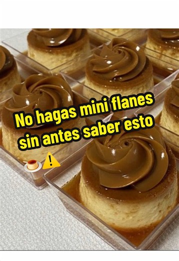 Los mini flanes son un excelente producto para vender, pero hay un detalle que muchos pasan por alto: el costo del desperdicio. Cuando utilizas un cortador siempre habrá sobrantes, y aunque puedas reutilizarlos en otras preparaciones, ese material debe contemplarse dentro de tus costos para no afectar tus ganancias. 💡 Si no consigues el cortador, también puedes prepararlos en: * Moldes de silicona para cupcakes. * Vasitos plásticos individuales. Lo importante es ofrecer una presentación bonita 