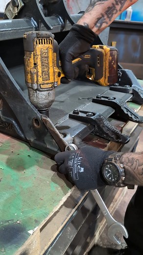 210K views · 1.9K reactions | If you don't want teeth then get a bolt-on reversible blade!  #facebookreel #excavatorlife #constructionlife #ASMR #excavatorbucket | Rhinox Group Ltd | Facebook