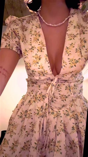 @zebra.1016296 on Instagram‎: "در سواحل انزونزی، ماهیگیری موجودی را در ساحل کشف کرد که محلی‌ها آن را «ماهی زامبی» نامیدند. جالب اینجاست که این ماهی کاملا فاقد اندام‌های داخلی است، اما همچنان حرکت می‌کند و حتی شنا می‌کند، که سوال واقعی و منطقی را به وجود می‌آورد: چگونه چنین چیزی ممکن است؟ زیست‌شناسان می‌گویند احتمالا درون این ماهی انگل‌هایی وجود دارد که قادرند حرکات آن را حتی پس از مرگ کنترل کنند. اما این پدیده به ندرت در حشرات دیده می‌شود و در ماهی‌ها برای اولین بار است. و اگر این گونه‌ای ناشناخ