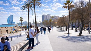 Tur jalan kaki La Barceloneta dengan pemandangan pantai dan kota (4K)