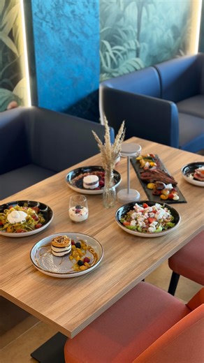 Niečo nové sa podáva v @restaurant_azuro 😍 Pripravili sme pre vás nové à la carte menu plné čerstvých surovín, vôní a chutí, ktoré si jednoducho zamilujete. Či už ste milovník mäsa, rýb alebo niečoho ľahkého a sviežeho, u nás si určite vyberiete. 💙 Každé jedlo je pripravené s dôrazom na detail a servírované s úsmevom. 👨‍🍳✨ Tešíme sa na vás priamo v srdci @tilia_resort 🌿 Príďte ochutnať. Vaše nové obľúbené jedlo už čaká. 🍽️ #tiliaresort #restaurantazuro #alacarte #novemenu #orava #dolnykubi