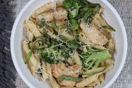 Chicken & Broccoli Penne Pasta w/Garlic White Wine Sauce