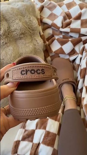 Canvas Crocs Clogs Review – Textured Slip-On Shoes for Everyday Wear