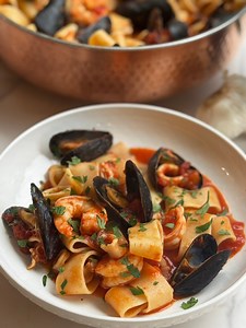 107K views · 2.6K reactions | Calamarata is a pasta shape that got the name because it looks like calamari rings. This pasta dish is a seafood lovers dream! I could eat this on repeat 殺 Perfect for your Christmas Eve feast of fishes! Full recipe: https://frannielovesfood.com/seafood/calamarata-a-frutti-di-mare/ #christmaseve #seafood #italianfood #italianchristmas #cooking #recipe #italianfoodwarriors #italianfoodlover #fish | Frannie Loves Food | Facebook