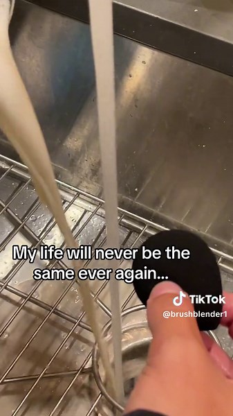 Clean your makeup brushes or sponges in seconds 😍 #makeup #beautytok #makeuphacks
