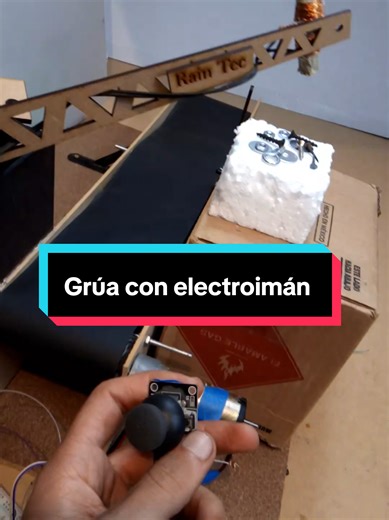 Construcción de Grúa con Electroimán DIY