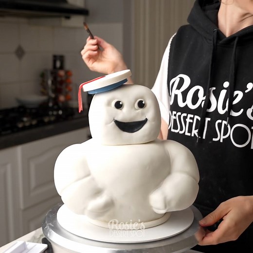 23K views · 328 reactions | She Made the CUTEST Mini Puft Marshmallow Man Cake!  (Credit: Rosie's Dessert Spot) | The Icing Artist | Facebook