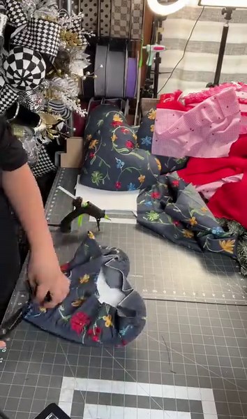 442K views · 4.9K reactions | Let’s make a Valentines Heart wreath attachment! Remember that you can make this in any fabric. Let your imagination run wild . | Designs by Jordan | Facebook