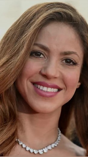 13M views · 464K reactions | Shakira está siendo comparada con Lady Di por usar un espectacular vestido negro que es conocido como ‘el vestido de la venganza’.  #RadioFórmulaMx #AbriendoLaConversación | Radio Fórmula | Facebook