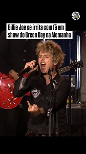 73K views · 4.2K reactions | BILLIE JOE POUCAS IDEIAS O frontman do Green Day se irritou com um fã que estava na grade e insistentemente usava uma arminha de água para jogar água nele durante o show da banda no Hurricane Festival, na Alemanha. ---------------- ANGRY BILLIE JOE Green Day’s frontman got annoyed with a fan at the front row who kept using a water gun to spray him during the band’s show at the Hurricane Festival in Germany. | Green Day Brasil | Facebook