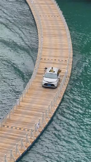 TravellingaroundChina on Instagram: "The Lion‘s Pass Floating Bridge, also known as the ”Bridge of Dreams,“ is located in the Shiziguan Scenic Area in Enshi Tujia and Miao Autonomous Prefecture, Hubei Province, China. This unique floating bridge stretches 400 meters across the Qingjiang River, with a width of 4.5 meters, and can accommodate up to 10,000 people at a time￼."