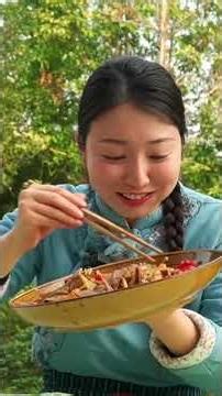 小雨没胃口用泡姜泡辣椒炒猪肝，配上高蛋白蝉蛹，酸辣开胃好香哦#泡椒猪肝 #开胃菜 #乡村守护人