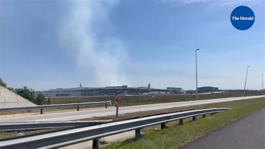 A team from The Herald is headed to Jeffreys Bay where Kouga municipal authorities have issued an urgent evacuation order after raging and uncontrolled fires, urging residents to leave affected areas immediately. Read more here: https://bit.ly/4sqnUGh 📹 Geoff Hookins | HeraldLIVE - Nelson Mandela Bay