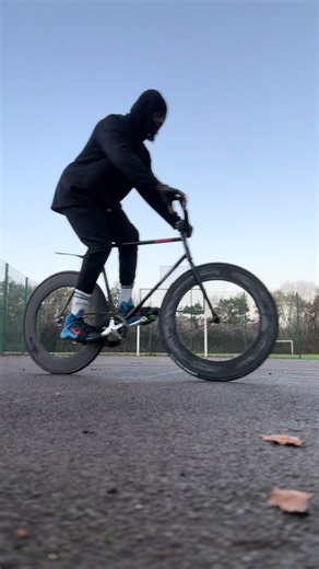 Mastering the Barspin Technique in Fixed Gear Cycling