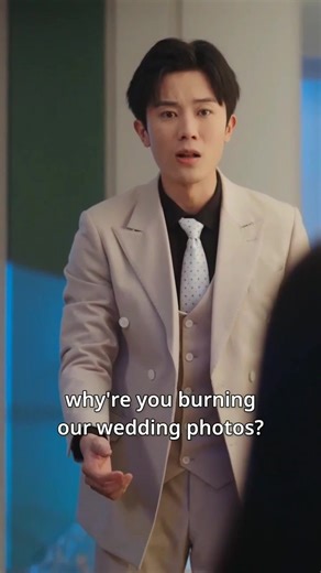 Part 2: The fire drill at Yaoyao’s kindergarten becomes a battlefield for emotions. Lin Weilan appears as Yaoyao’s 'real mother', and Song Yanchen chooses to save her first during the mock fire, leaving 舒兰 trapped. Flashbacks to a past fire reveal the origin of their tangled fates. As 舒兰 recovers in the hospital, she faces the cold reality of Song Yanchen’s divided loyalties. #NoTurningBack #film #drama #short #movie #NoTurningBack #FireDrill #LoveTriangle #LifeThreatening #PastRegret #film #dra