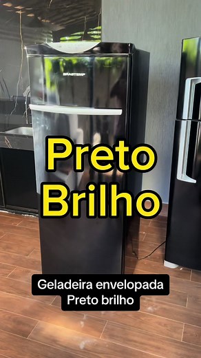 Envelopamento de Geladeira Preto Brilho - Transforme sua Cozinha!