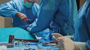 CV naučnika - dr Bojan Jovanović Dr Bojan Jovanović je vrsni hirurg u Centru za minimalno invazivnu hirurgiju UKC Niš, kao vođa tima lekara u poslednjem kvartalu uspešno je realizovao 200 operacija sa 1% konverzija, zahvaljujući izvanrednom znanju, iskustvu i veštini istovremeno je uspešno odradio dve laparaskopske operacije žučne kese i slepog creva! Upoznajte naše naučnike! Samo na Brainz TV! Upoznajte naše naučnike! Samo na Brainz TV! | Naučna Brainz TV