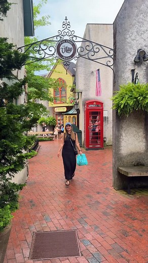 📍 The Village Shops — Gatlinburg, TN Tucked just off the Parkway in downtown Gatlinburg, this European-style village features 27 unique shops, cafés, and galleries. ✨ What makes it special • Cobblestone walkways & storybook charm • Cozy boutiques, homemade treats, and artisan finds • Coffee, donuts, spices, candles — all in one fairytale setting 🗺️ Location: 634 Parkway, Gatlinburg, TN 🚶‍♀️ Tip: Visit early for a quieter vibe and beautiful light for photos 📌 Save for your next Smoky Mountain