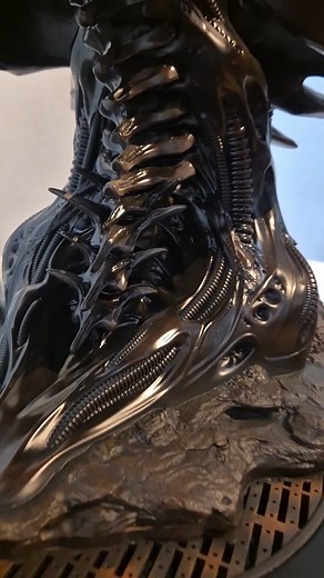 Close up to the perfect bust of the perfect organism by @queen_studios_collectibles Digital sculpt and design by @beesub __ __ __ #Alien #Aliens #Xenomorph #Giger #HrGiger #SciFi #RidleyScott #Ripley #statuecollection #facehugger #sciencefiction #alienmuseum | Luis Nostromo