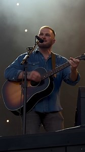 🎸 Something in the Orange (Live Acoustic) Raw. Unpolished. Honest. This is Zach Bryan at his best — just a voice, a guitar, and a feeling you can’t shake. No overthinking. No studio shine. Just truth in every line. If this song ever hit you in the chest, you already know. 🧡 🎥 Turn it up. Sit with it. Let it play all the way through. #Countrymusic #ZachBryan #LiveAcoustic #orangesunset | Country Alumni