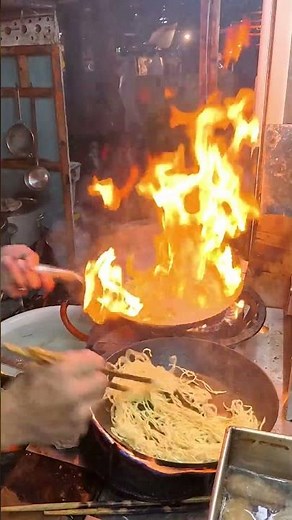 Stir Fried Noodles: Japan’s Yatai in Action! 🍢🔥 #streetfoodadventures #japanstreetfood #travel