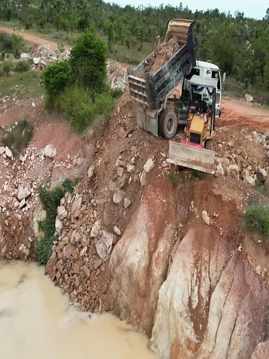 Dropping rocks into the water to prevent the ground from being washed off by rain | Sova