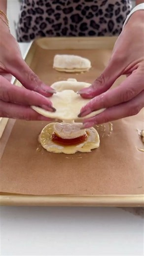 You have a pumpkin craving and only 4 ingredients... #puffpastry #pumpkin #easyrecipes #fallrecipes