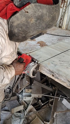 Friends, see how the MyMail board is being cut and held.#centeringsanjay #construction #shotsviral