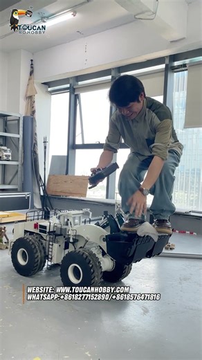 The weight of an adult man is really nothing to a 150kg L2350 1/14 Scale RC Hydraulic Loader!