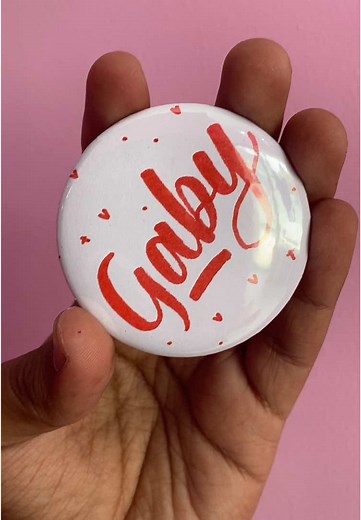 Cómo hacer pines personalizados con caligrafía