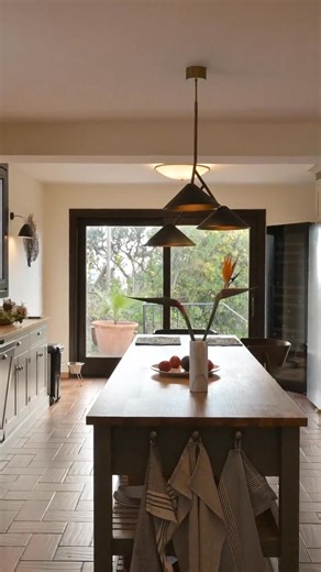 ✨ A Magical Andalusian Escape ✨ Ever dreamed of waking up to beautiful sea views, mountain breezes and the scent of bougainvillea? 🌸🌊 This fully renovated country house in the mountains of Casares perfectly blends Andalusian charm with Northern European comfort. Modern, bright, and eco-friendly. Yet surrounded by ancient oaks and pure tranquility 🌿☀️ Completely refurbished to the highest standards, this home offers the best of both worlds: timeless character and modern luxury 💫 You can't not