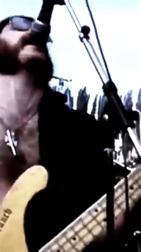 Guitaristes Officiel on Instagram: "MOTORHEAD - THE HAMMER ZDF ROCKPOP 1981 ♠️🎸 #LemmyKilmister #Motörhead #archives #concert #metal"