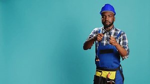 Professioneller Auftragnehmer straffen mit Schlüssel, mit: Stockvideos & Filmmaterial (100 % lizenzfrei) 1101273135 | Shutterstock