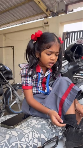 Akalya Venkatesan on Instagram: "Naliku varalam nu irukan daa 😛😜🤣🤣🤣🤣 @lithanya_sivabalan_official #lithanya #akalyavenkatesan #santhanam #santhanamcomedy"