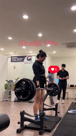 희희 on Instagram: "이제 킹안받지유?! 피티맛집에서 레슨받고 100키로 가볍다 가벼워 🔥🔥 우짜냐 레슨 더 받고싶다 ‼️‼️‼️‼️ 두번만으로 스쿼트랑 데드 변화 미쳐버림 @joohwannim @from_the.fit @frombody_songdo"