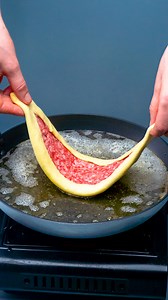 La célèbre recette qui a recueilli des millions de vues ! Ingredientes oeufs: 1 pc sel: 2 g farine: 750 g beurre doux: 200 g viande hachée: 500 g oignon: 3 pc poivre noir: 1 g sel: 2 g paprika doux: 3 g persil: 20 g oeufs: 1 pc lait: 20 ml beurre fondu: 80 g persil: 20 g ail: 10 g | Cookrate - France