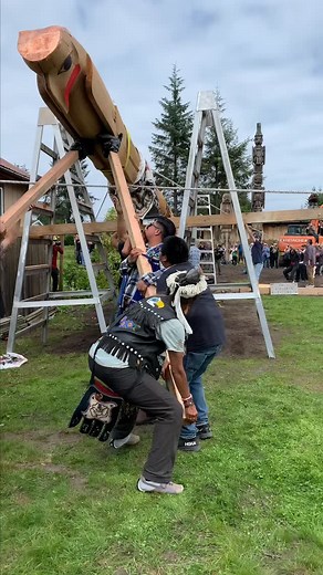 Wrangell’s first totem pole raising in 38 years! What an incredible experience to witness the community literally pulling together to stand the Kadashan pole in Totem Park. Haida master carver Sgwaayaans TJ Young from the Yaadaas Clan was the lead carver on the Kadashan Pole. The design of the pole dates back 200 years to the staff Kadashan’s Haida relatives gifted him to commemorate marriages between Haida and Tlingit people. The last replica of the pole was done in 1940 and stood for about 70