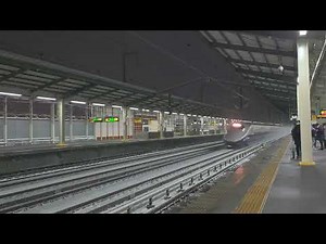 雪の東北新幹線、通過。舞い上がる雪が凄い！