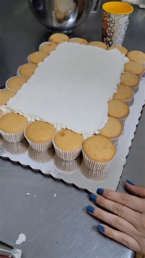 2.7K views · 238 reactions | Beautiful cupcake sheet cake tutorial. It's a perfect idea for a budget option.  @dulcedeleite.montemorelos #learncakes #cakedecoratingvideos #cakedecoratingtutorial #cakedecoratingtechniques #cupcakedecorating #sheetcakes #sheetcakesofinstagram #cupcakeideas #bakersinnigeria | Learn Cakes and Baking | Facebook