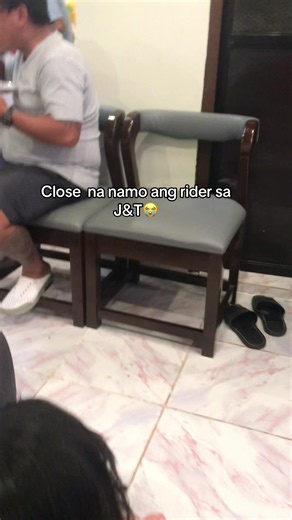 Nag deliver ra gani, naka kaon pa jud (kuya nga naka red og shirt)HAHAAHHAHAHAHAHA #jntexpress #fypシ #makeitviral