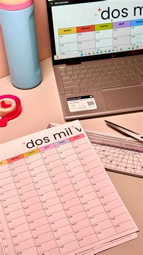 Tu CALENDARIO 2026 GRATIS para imprimir desde casa YA DISPONIBLE!! 🤩💖 en formato vertical y horizontal! Siempre me he destacado por crear contenido original Además de mis agendas, constantemente desarrollo formatos gratuitos para compartir con ustedes! 💞 Para evitar cualquier confusión, y evitar dañar a terceros, decidí retirar el diseño anterior, pero ahora pueden encontrar dos diseños nuevos y además de eso: 2 formatos para empezar año nuevo con intención, propósito y sobre todo muy girly �