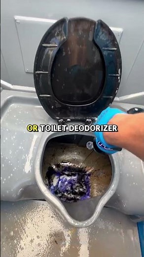How Americans Really Clean Portable Toilets 💦🧻