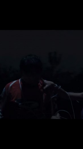 🎶 “Sembra una maledizione senza via d’uscita, come la stessa canzone per tutta la vita…” Mecna ci trascina in un viaggio emotivo con LA STESSA CANZONE, un brano che parla di legami che resistono al tempo, di ostacoli interiori e della ricerca di sé. 💔 “Ancora non so stare bene senza distruggermi…” Una confessione che diventa poesia. Una canzone che non smetti mai di ascoltare. È solo musica? No. È vita. È sentimento. È Mecna. 💬 “Non so dove vanno le persone quando scompaiono, ma so dove resta